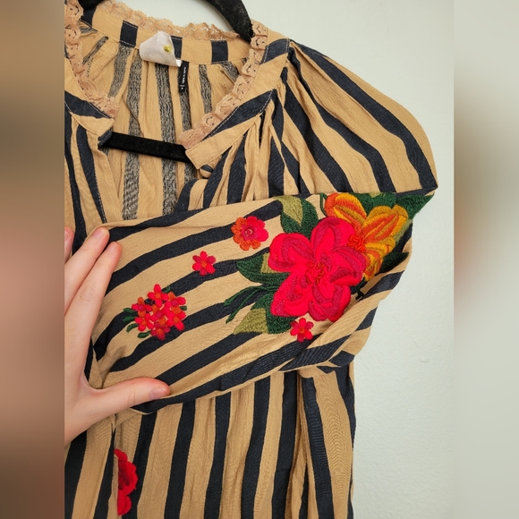 Akemi and Kin Embroidered Top - Picture 3 of 9